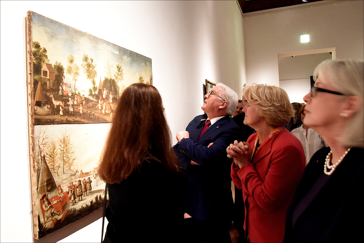 Anne-Katrin Ziesak, Frank-Walter Steinmeier, Monika Grütters und Ulrike Kretzschmar vor dem Gemälde "Dis sint de Sitten von Lapland"