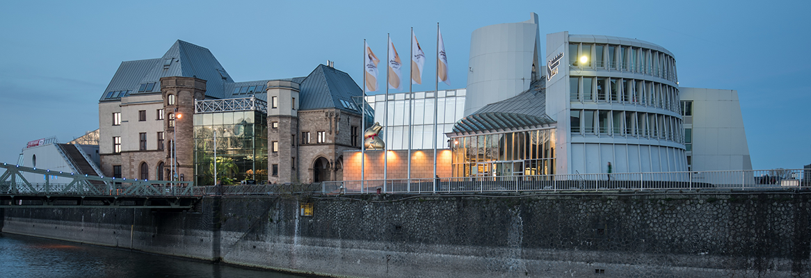 Das Schokoladenmuseum in Köln von der Rheinseite aus betrachtetDer Lichthof des Martin-Gropius-Bau