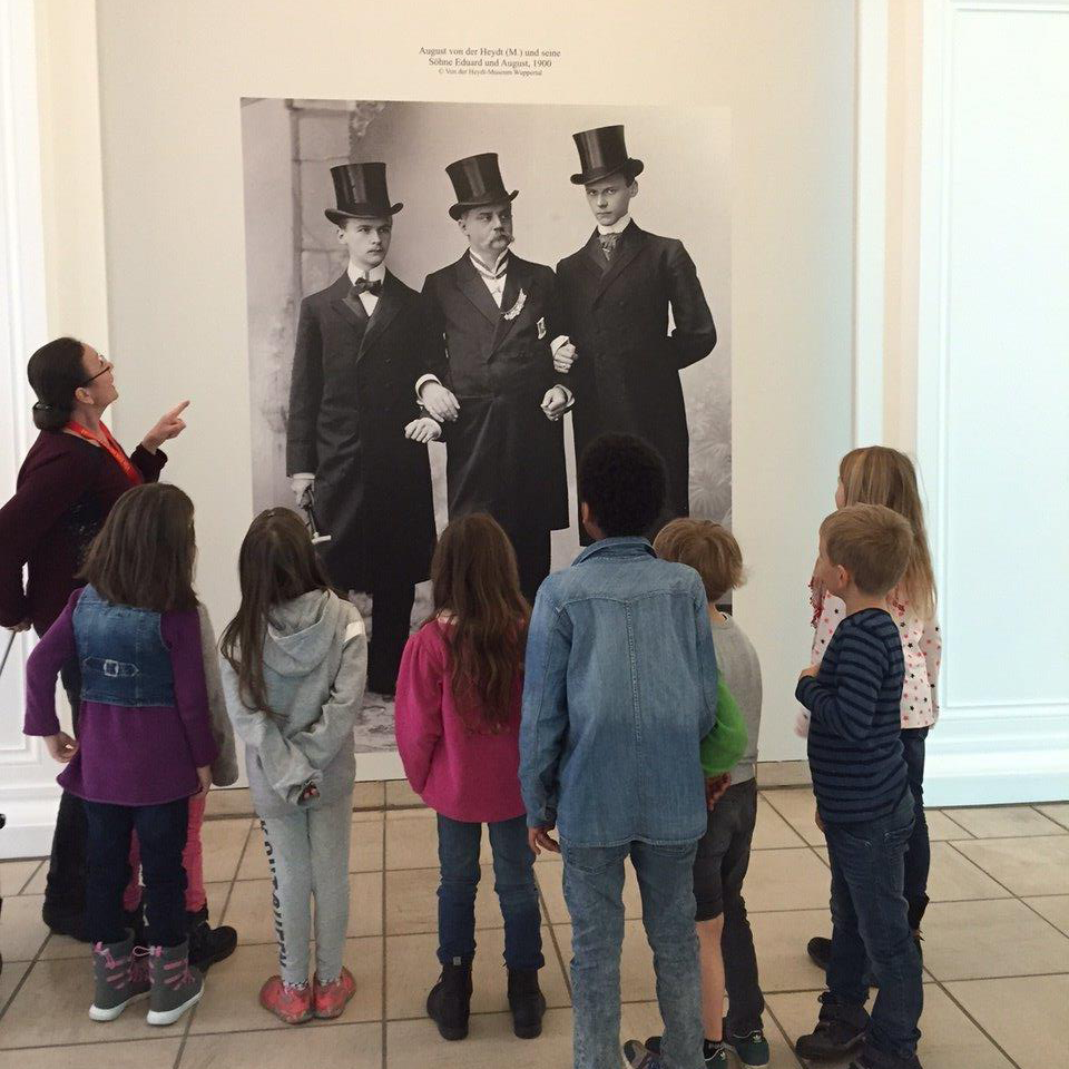 Eine Schulführung unterwegs in der Ausstellung