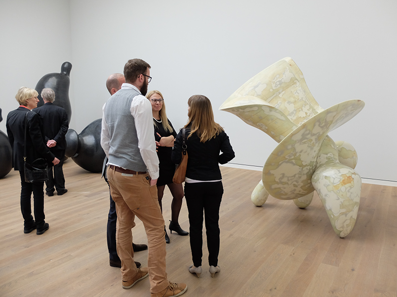 Das Von der Heydt-Museum zeigt immer wieder große Wechselausstellungen, hier zum Beispiel Skulpturen von Tony Cragg (Foto: Von der Heydt-Museum)